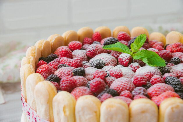 樱桃夏天的饼干和奶油马斯卡彭和新鲜浆果在木制表面美味蛋糕面包房