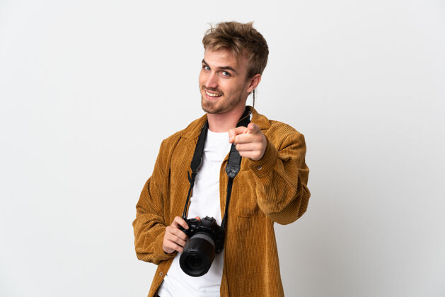 设备年轻的摄影师金发男子孤立的白点手指在你与一个自信的表情狗仔队摄影师专业