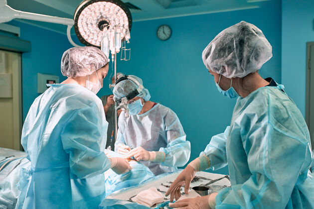 擦洗外科医生团队在手术室近景写真现代整形美容手术行业人手术设备