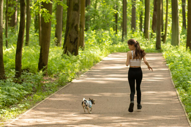 休闲幸福 情感 家庭价值观概念女孩和狗一起跑 玩得开心 玩得开心游戏友谊训练