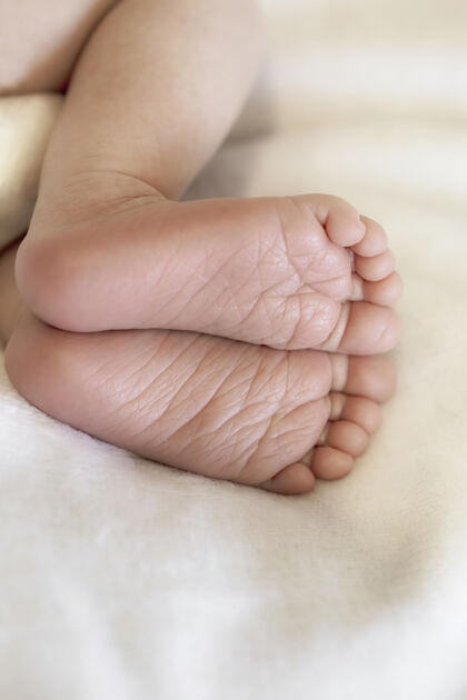 男孩一个熟睡的新生婴儿的脚特写舒适童年皮肤