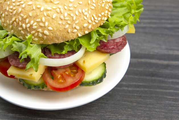 美食蔬菜汉堡香肠快食物和早餐卡路里还有饮食午餐经典小吃