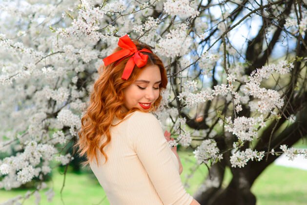 公园美丽的红发白衣少女画像 春花盛开开花魅力衣服