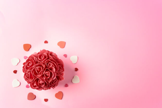 粉红红色玫瑰环绕着泡沫心 在粉红色的背景下庆祝情人节柔软情人节爱