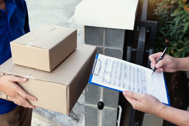 制服快递员托运或持纸板包裹送货货物接收剪贴板