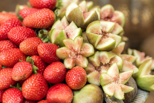 红色草莓和蜂蜜无花果甜甜点有用吗甜食.天然的维生素美味食物五颜六色