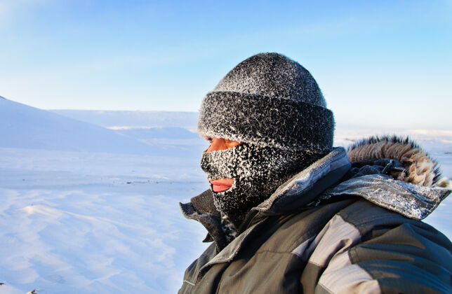 阿拉斯加一个戴着帽子和滑雪板的人的肖像冬季面膜在霜冻中旅行生存极限