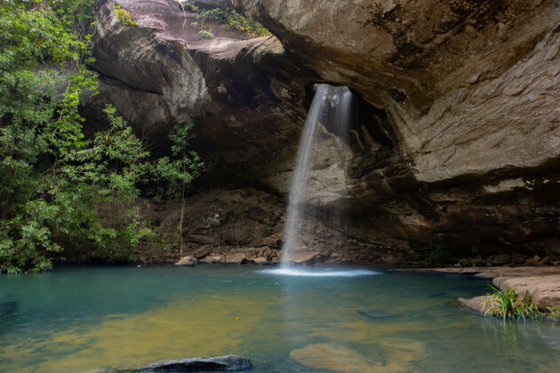地标Saengchan瀑布 泰国ubonratchathani美丽的瀑布野生石头洞