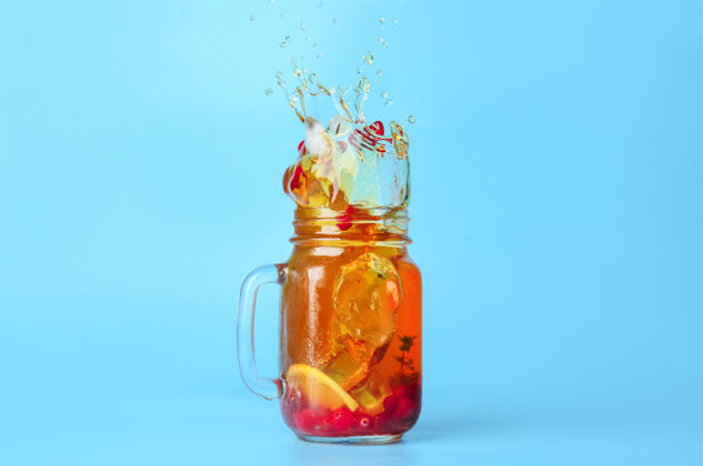 柑橘一罐泼着颜色的凉茶蔓越莓鸡尾酒冰