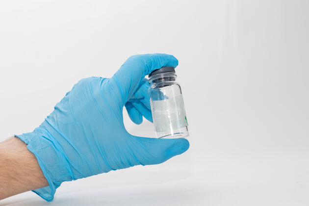 护士手持装有冠状病毒疫苗的小瓶病毒瓶子疫苗