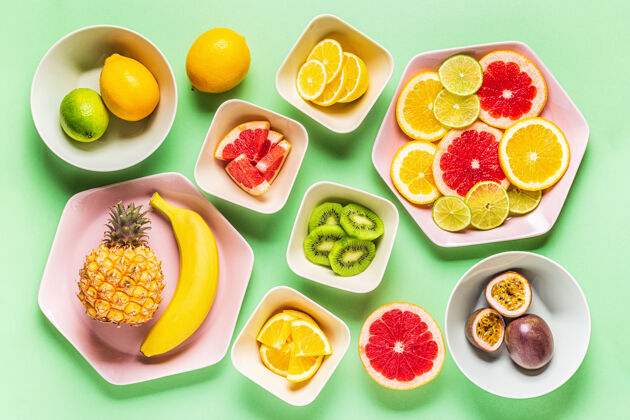 粉彩热带水果整盘和切片 顶视图颜色铺设碗