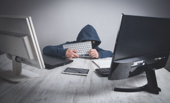 程序员黑客从办公室窃取信息计算机黑客 罪犯计算机在线人