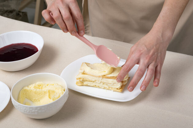 奶油香草奶油蛋糕的制作工艺果酱 糕点厨师在做馅饼蛋糕手浆果