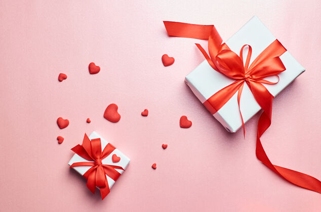 纸情人节礼物盒与红心装饰粉红色情人节礼品盒惊喜