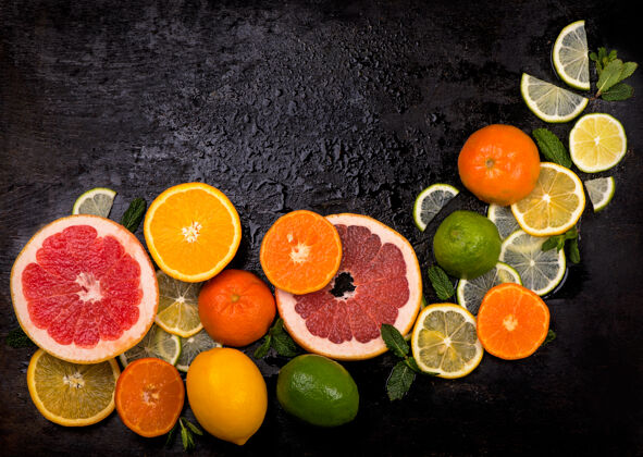 新鲜柑橘背景新鲜柑橘类水果-柠檬 橙子 酸橙 柚子在木制背景上乡村维生素葡萄柚