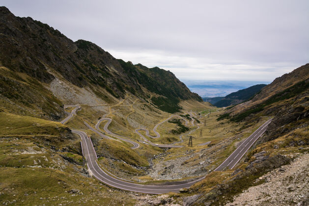 山地罗马尼亚的山路弯曲曲径基础设施山路