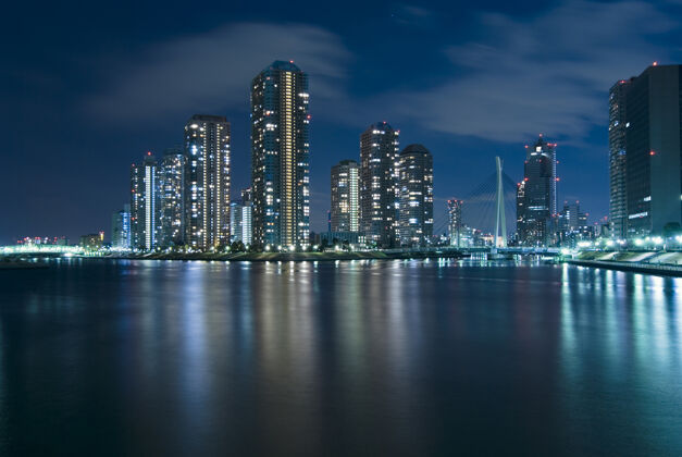 灯光现代东京筑田区晚上在住田河水域上空夜晚大都市建筑