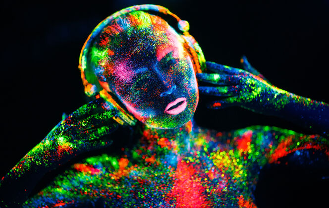 唱片概念.on一个女孩的身体画dj甲板一半-裸体女孩画在紫外线的颜色创意面板绘画
