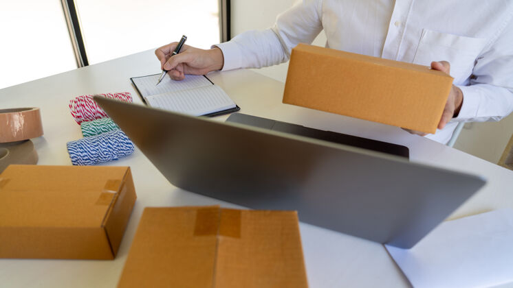 工人送货企业中小型企业（SME）工人包装箱公司发送