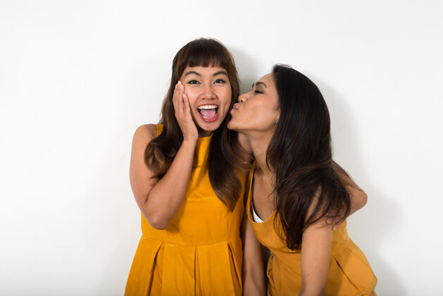 关系两个年轻的亚洲女人一起对抗白色空间友谊女同性恋同性恋