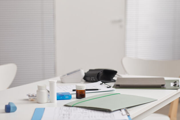 办公用品医院里医生的工作场所图片 上面有医疗卡 药品和其他用品职业现代桌子