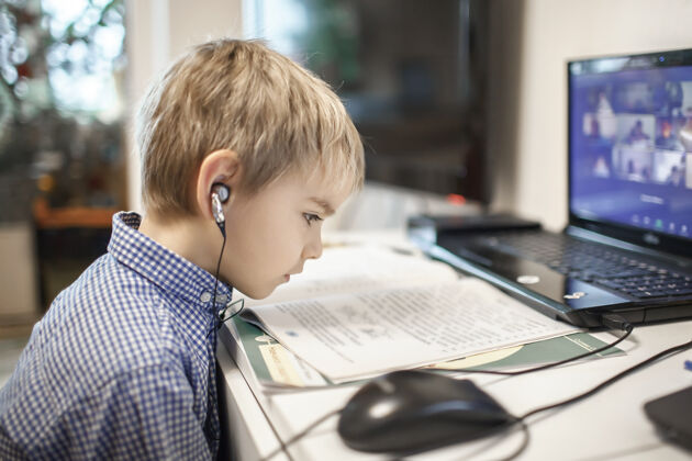 书籍学龄前男孩在家学习在线课程笔记本交谈在线学习