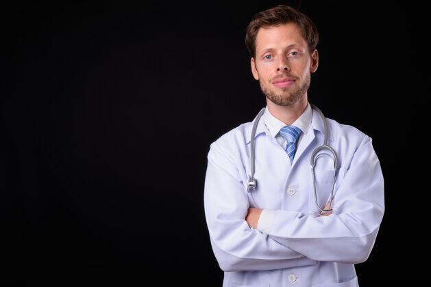 30岁帅哥大胡子医生对抗黑空间男人实验室医疗保健