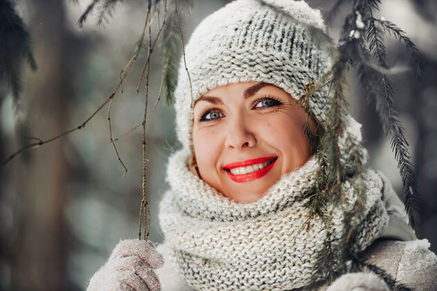 体重冬天穿灰色衣服的女人的画像森林女孩在新年白雪覆盖的森林里玩耍男人冬天