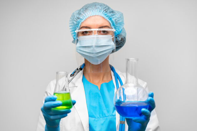 液体女科学家拿着装有化学液体的实验室烧瓶 灰色 特写专业职业人