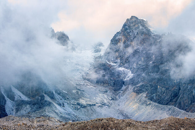 云冰川和山脉萨加玛莎公园 去珠穆朗玛峰基地的路线尼泊尔营地!云 山 岩石 冰 日出 尼泊尔 冰川