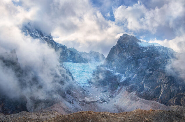云冰碛和山脉萨加玛莎公园 去珠穆朗玛峰基地的路线尼泊尔营地!云 山 岩石 冰 尼泊尔 雾 喜马拉雅山 冰川