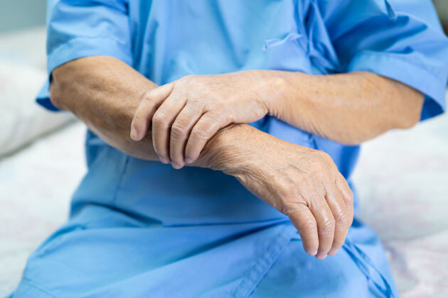 年龄亚洲资深女病人在医院手臂疼痛关节炎拇指男人