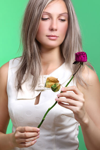 女孩带着花的女孩手持干红玫瑰的悲伤美丽的女人感性头发脸