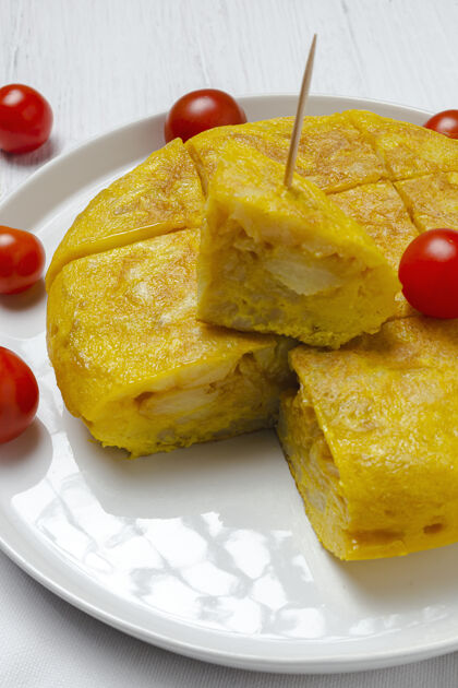 玉米饼自制西班牙煎蛋卷鸡蛋传统的西班牙菜传统开胃菜西班牙食物