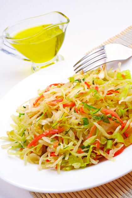 餐桌凉拌卷心菜加胡萝卜 洋葱和橄榄油健康新鲜自然