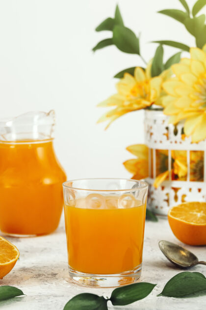 柑橘在鲜花盛开的环境中 新鲜的橙汁营养丰富饮料果汁天然