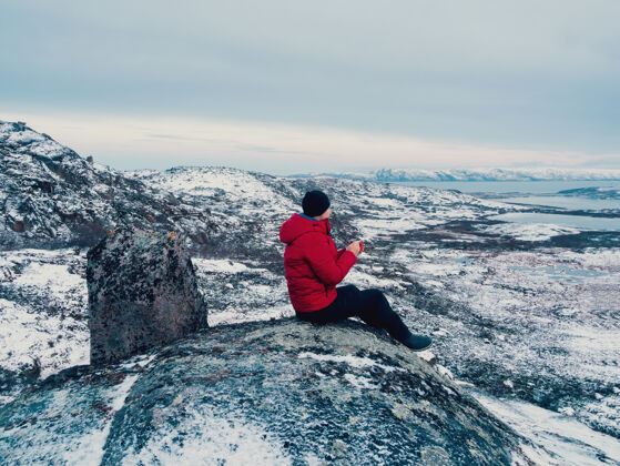 芳香极地山顶上一个人手里拿着一杯热茶幸福英俊气候