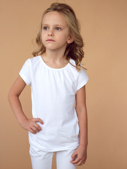 孩子一头卷发 穿着白色衣服的漂亮小女孩的正面肖像小可爱工作室
