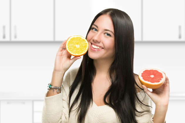 有机笑容可掬的女孩用柑橘 天然有机生食的理念素食微笑自然
