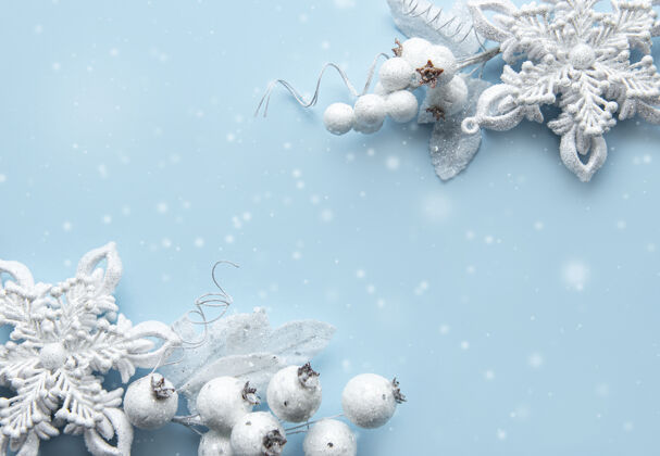 装饰圣诞构图 粉彩蓝色表面白色装饰框架礼物Bokeh星星