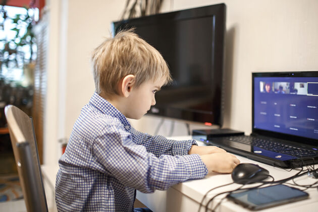 学习学龄前男孩在家学习在线课程交谈通话学习