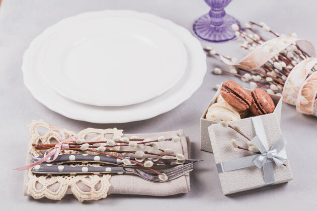 杏仁饼复活节餐桌布置粉彩银器细枝