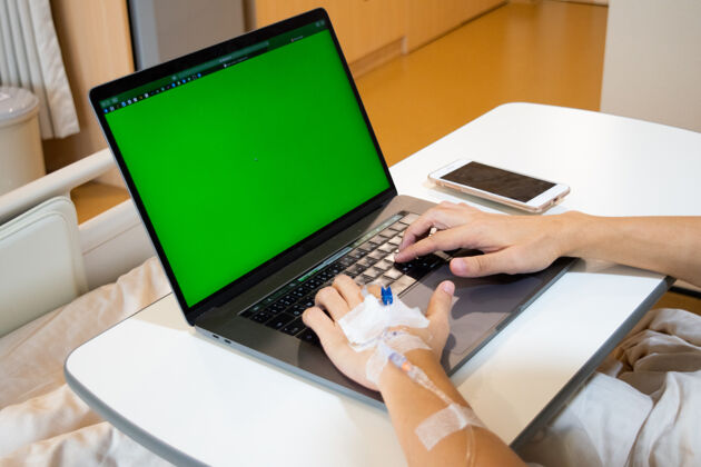 病人带手提电脑的医用静脉注射手桌子工作场所桌子