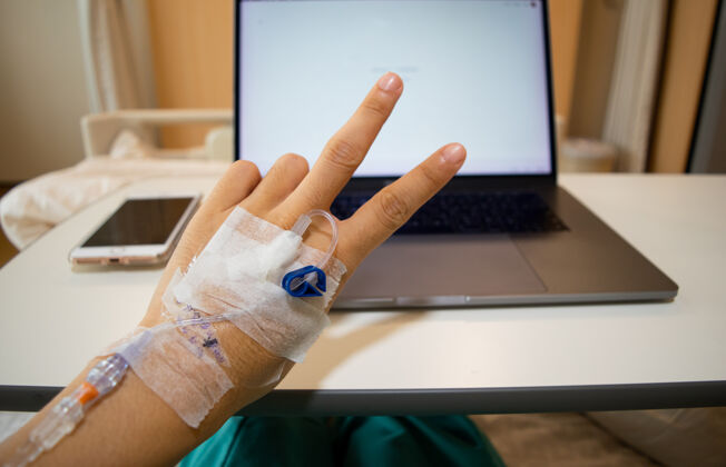 病人带手提电脑的医用静脉注射手互联网设备人