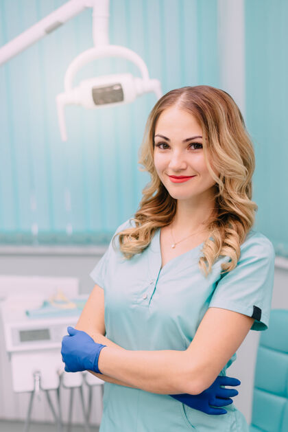 制服职场年轻女牙医对着镜头阳性健康医学