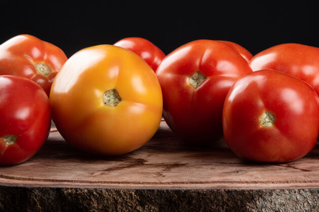 农业成熟的红番茄放在木头上 配上黑色的桌子没人健康成熟的