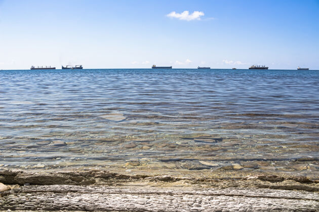 最小在晴朗晴朗的日子里 石头海岸可以看到清澈透明的大海和货船野生海滩风景海岸