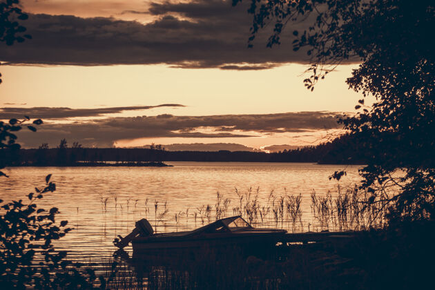 船美丽的风景与湖日落在repovesi自然公园 芬兰风景湖旅游