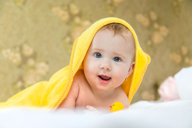 毯子宝宝用毛巾洗澡后微笑护理婴儿