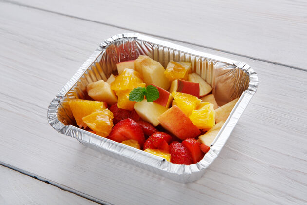 切片健康的甜点甜味水果沙拉特写在锡箔纸送货箱里水果品种浆果